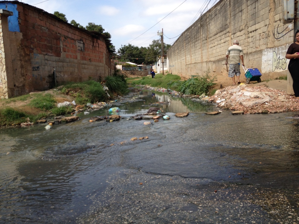 Vecinos del barrio Puerto Rico pasan carnavales entre las aguas negras (Fotos)