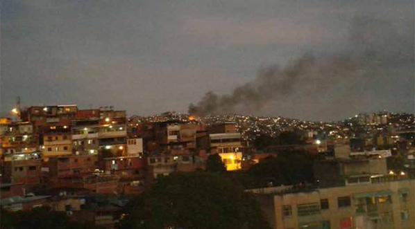 Bomberos intentan controlar incendio en Petare (Fotos)