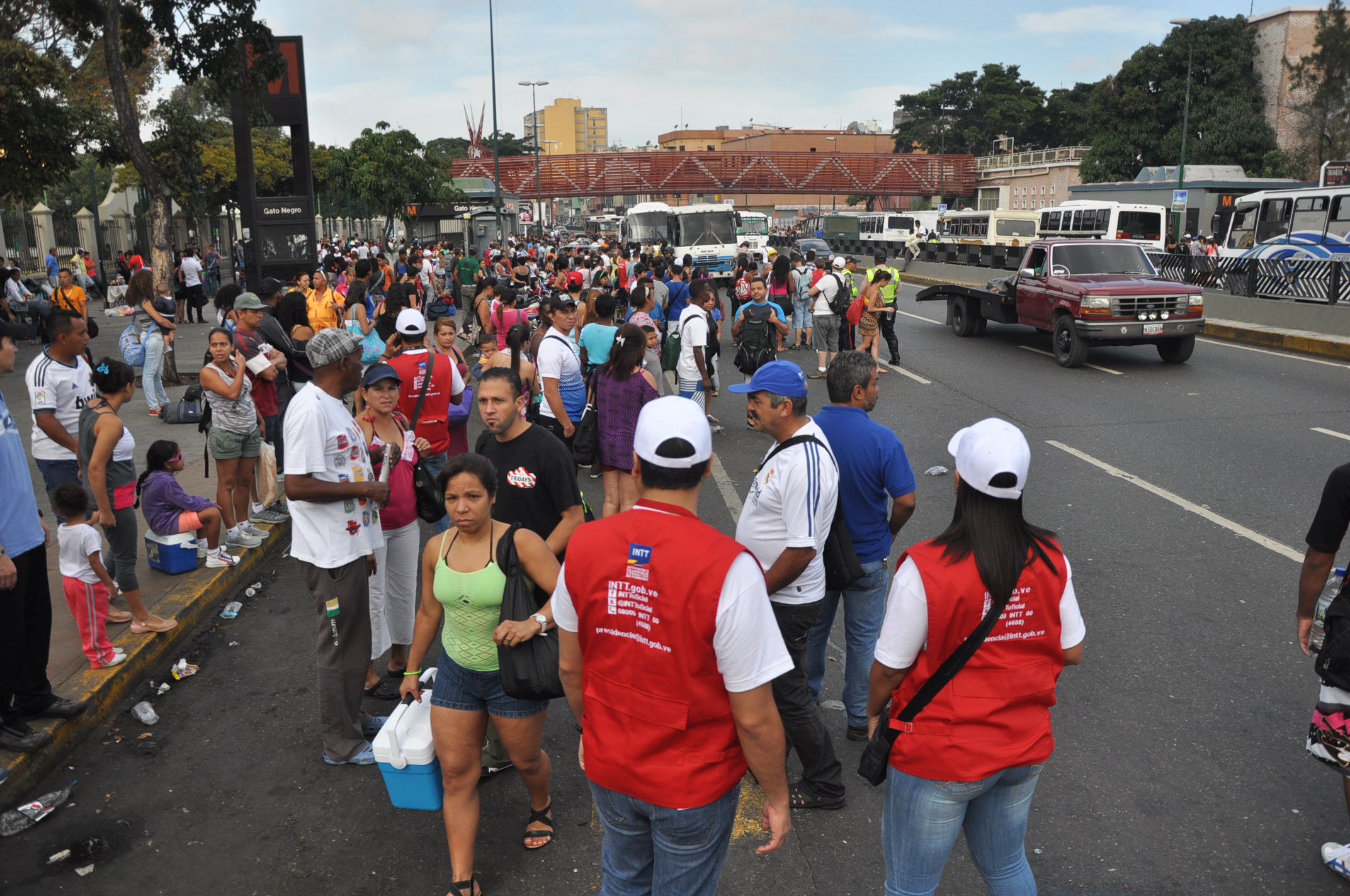 Largas colas para bajar a La Guaira (Fotos)