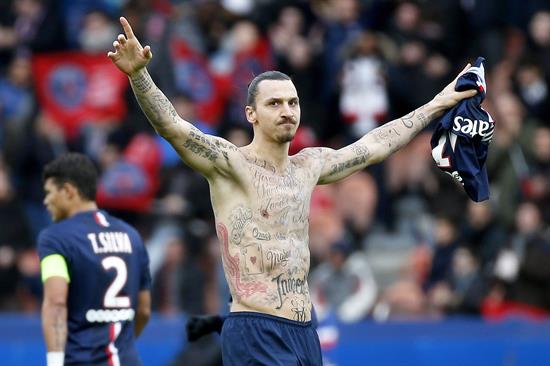 Ibrahimovic se tatúa los nombres de 50 personas con hambre (Fotos)