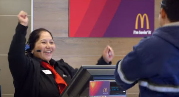 Como forma de pago… McDonald’s aceptará gestos de amor y selfies