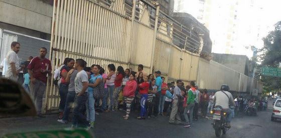 Mega cola para comprar en abasto Bicentenario de Palo Verde (Video)