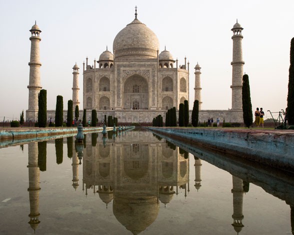 Es uno de los monumentos por excelencia de la India que lleva en pie desde el siglo XVII, se le considera una de las siete maravillas. El número de turistas que recibe al año es descomunal, y una de las causas de su deterioro. Esta afluencia de gente, sumada a las renovaciones mal hechas y a la contaminación del aire, han deteriorado mucho la fachada. El gobierno y la Unesco plantean cerrarlo para asegurar su conservación, por ello las visitas a su interior pueden acabarse muy pronto. 