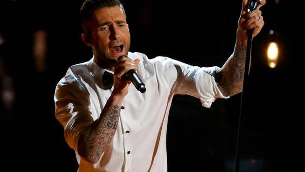 VIDEO: Adam Levine golpea a fanática en pleno concierto y así le pidió disculpas