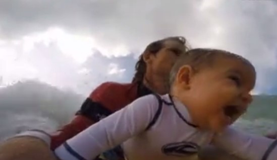 ¡Wtf! Tiene nueve meses y ya surfea (Video)