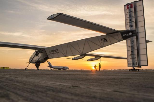 Fotografía facilitada por Solar Impulse hoy, miércoles 18 de marzo de 2015, que el momento del despegue del avión "Solar Impulse II" para emprender la tercera etapa de su viaje alrededor del mundo sin combustible, en Ahmedabad (India). EFE/Solar Impulse