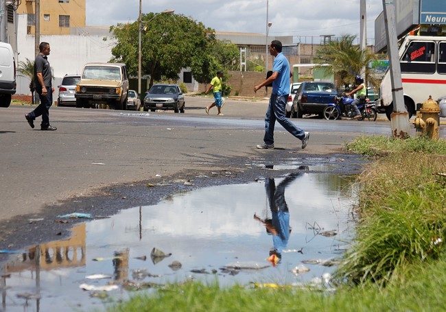 Piscina de aguas negras ahoga al sector Lomas Bolivarianas de Puerto Ordaz