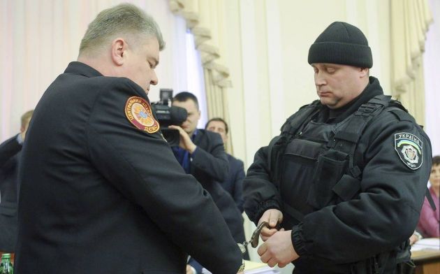 Detienen a dos altos cargos ucranianos por corrupción durante consejo de ministros