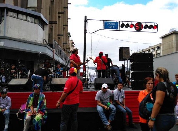 Parcialmente restringida la Av. Urdaneta por tarima de oficialistas (Fotos)