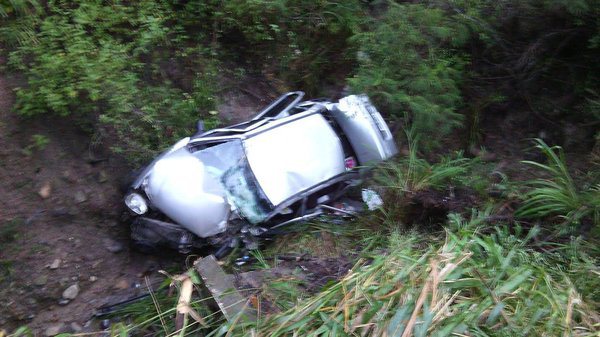 Cinco personas heridas al colisionar una gandola contra un carro particular