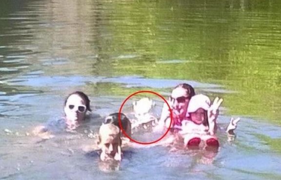 Fantasma de niña ahogada aparece en foto familiar