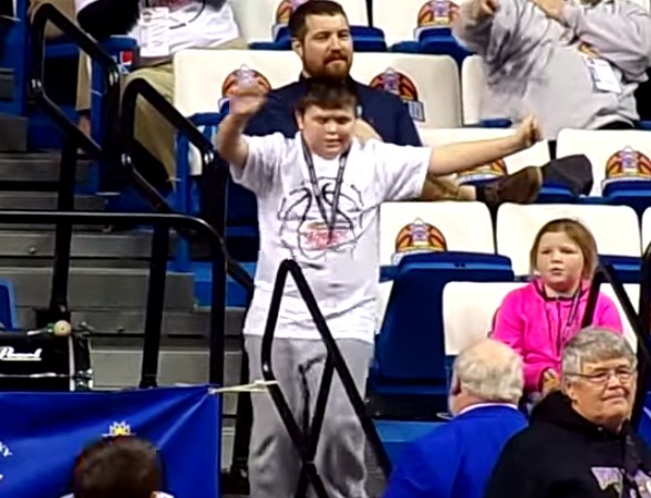 Niño revoluciona las redes con su particular baile (Video)