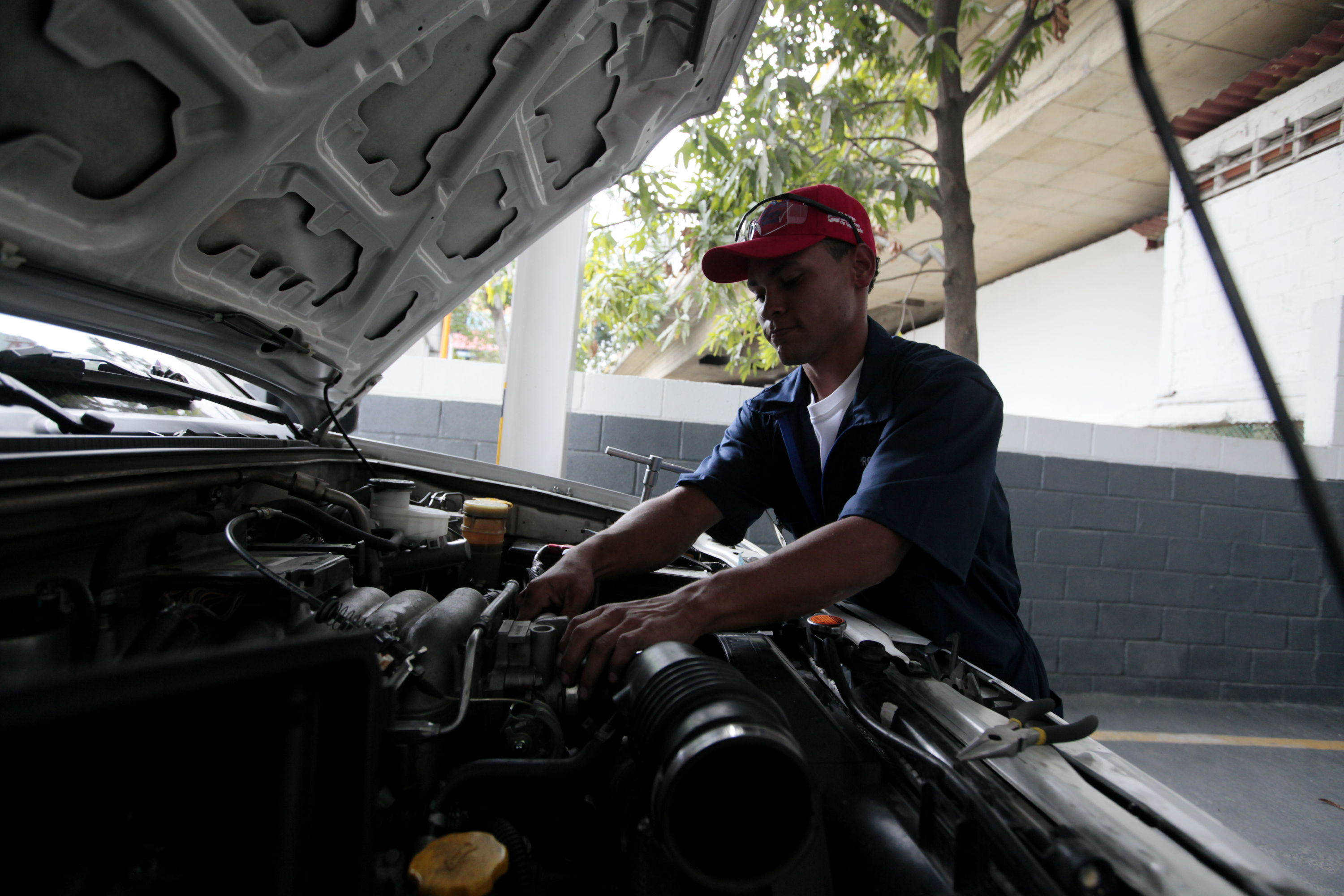 Repuestos nacionales para carros quedan fuera del mercado por importación masiva