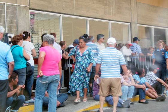 Todavía acampan en los supermercados