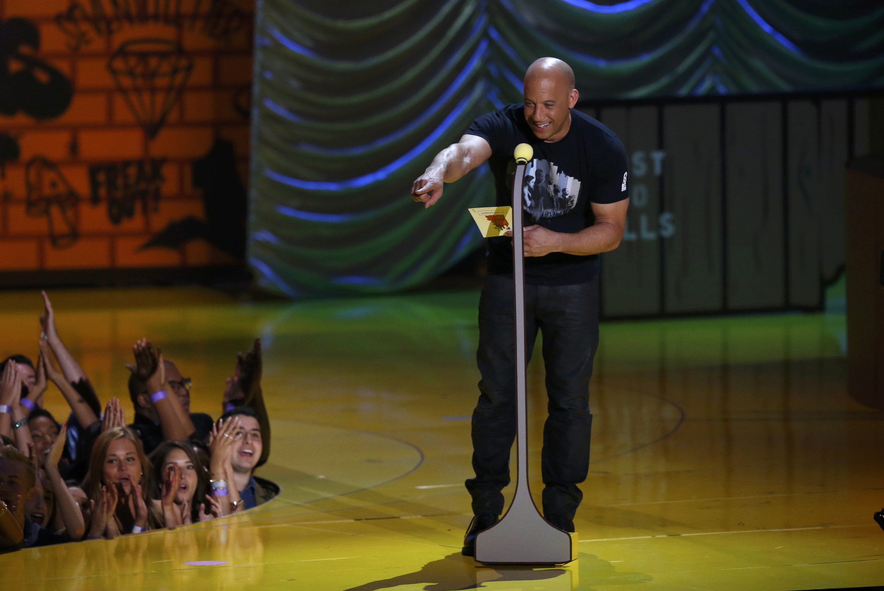 Vin Diesel le canta a Paul en los #MTVMovieAwards