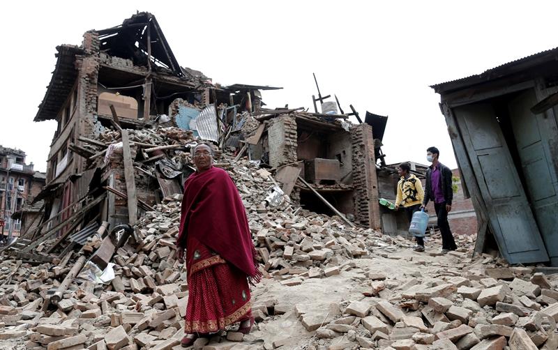 Una mujer parapléjica sobrevive tres días bajo los escombros en Nepal