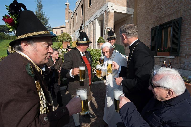 Benedicto XVI brinda con cerveza al cumplir 88 años (Fotos)