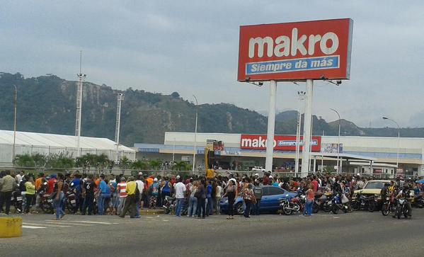 Largas colas en el Makro de San Cristóbal (Fotos)