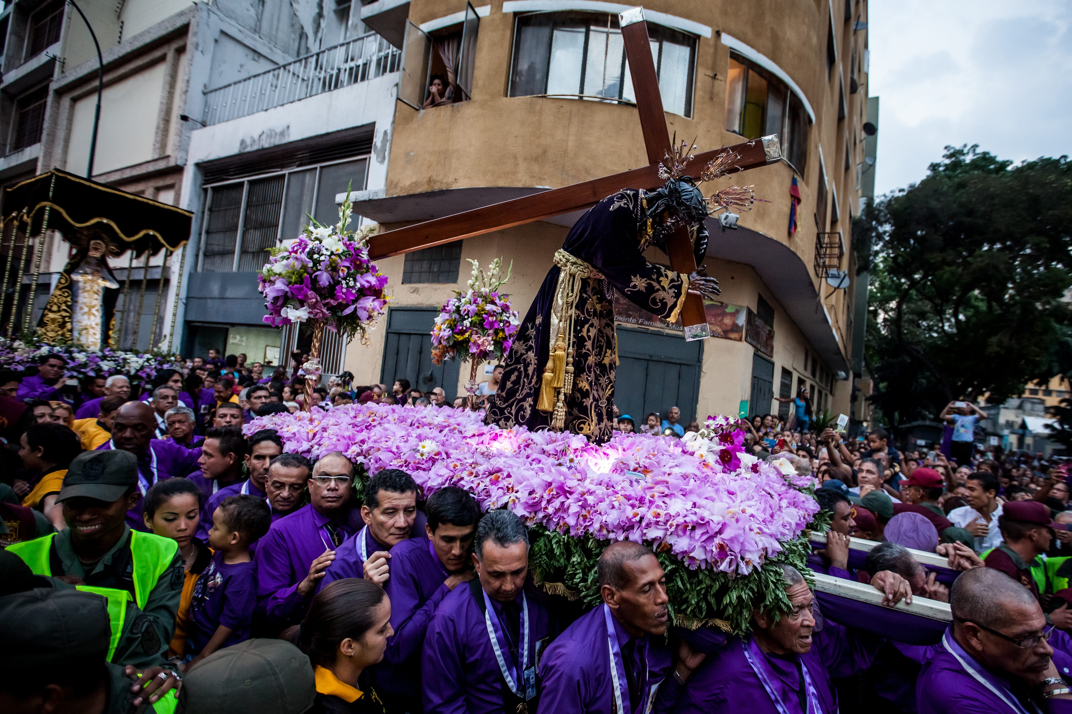 Miles de venezolanos peregrinan para venerar al Nazareno de San Pablo