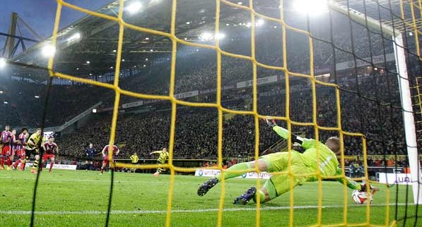 Neuer se hizo enorme: Todos hablan de esta atajada en el clásico alemán