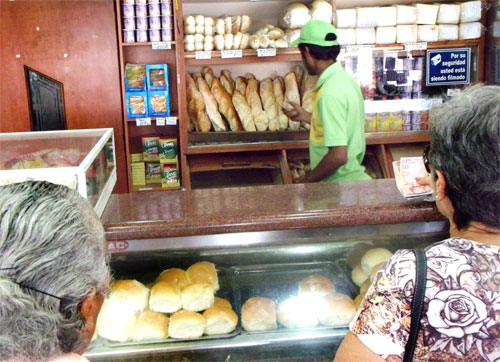 Marabinos comen retazos de pan para alimentarse