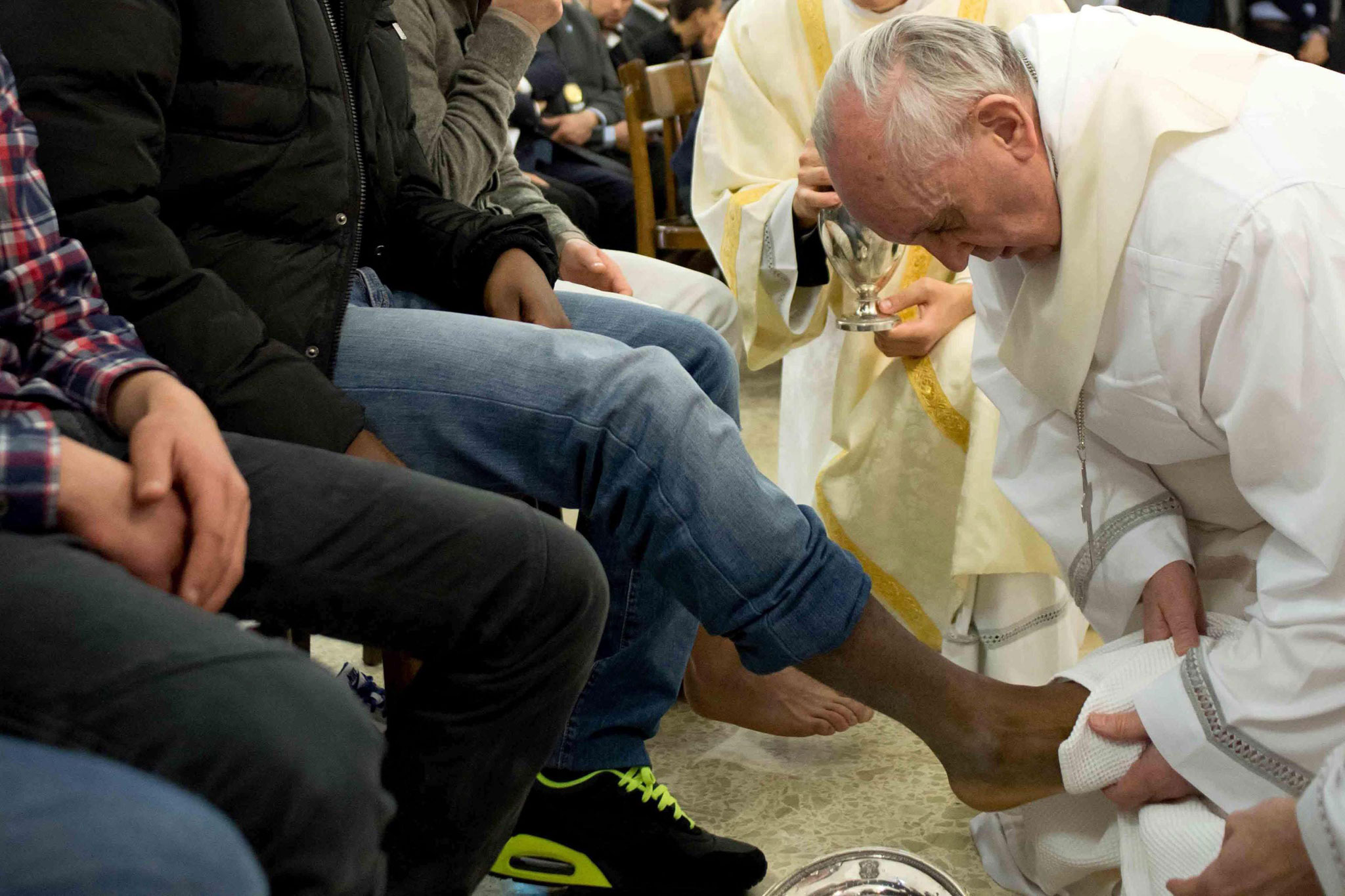 Papa Francisco oficia la misa de Jueves Santo y lava los pies a doce presos