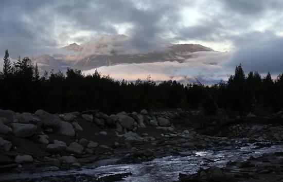 Advierten que nube de cenizas del volcán chileno Calbuco puede acentuarse