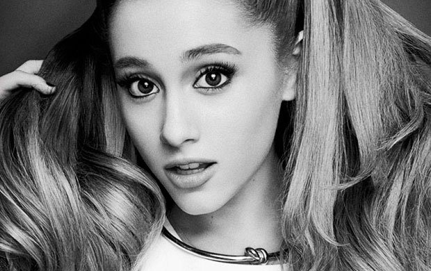 Ariana Grande lame varias donas sin pagarlas… ¡y una cámara la grabó! (VIDEO)