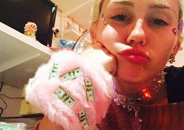 Miley Cyrus pone su disco en manos del Papa Francisco (Foto)