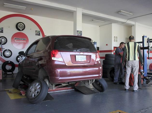 Guayaneses padecen calamidades para comprar cauchos