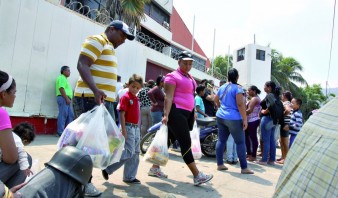 Consumidores en Anzoátegui hacen colas y magia para rendir el salario mínimo