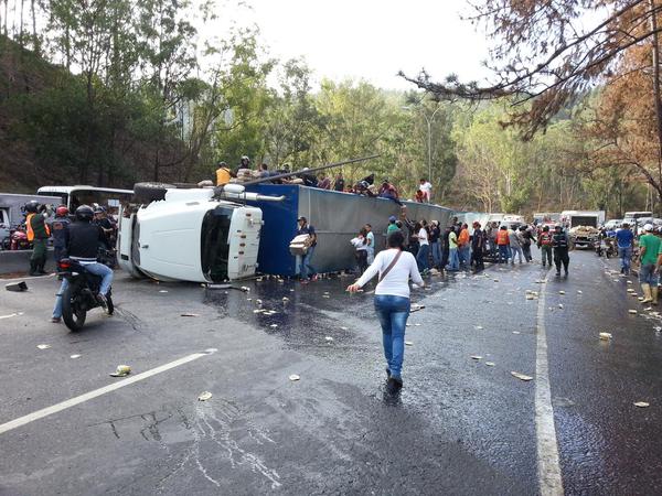 ¡Lamentable! Gandola con jugos volcada en Tazón se convirtió en saqueo instantáneo (Fotos)