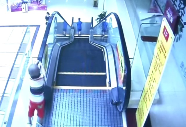 ¡Impresionante! Con dos años, se trepó a una escalera mecánica y cayó 10 metros (Video)