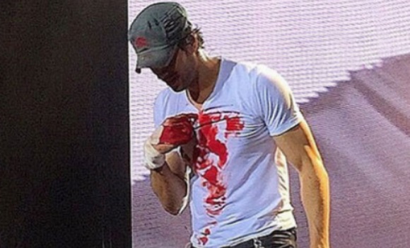 Video: Accidente con un drone dejó a Enrique Iglesias ensangrentado en plena tarima