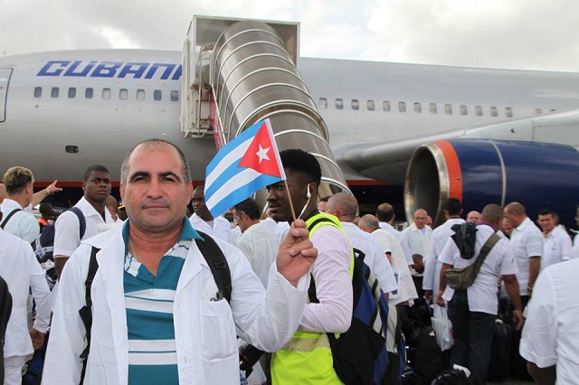 Misión de médicos cubanos en el momento que partían a una misión en Sierra Leona contra el ébola / Cubadebate