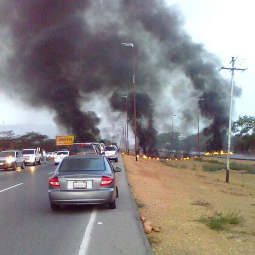 Protesta mantiene cerrada la Troncal 9 (Fotos)