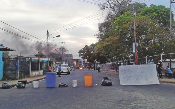 Seis días sin agua llevan a la calle a los upatenses