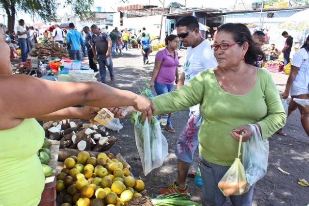 Consumidores hacen milagro con el salario mínimo