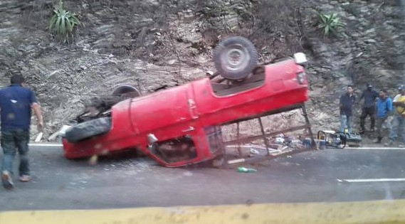 Vehículo volcado en la Panamericana (Fotos)