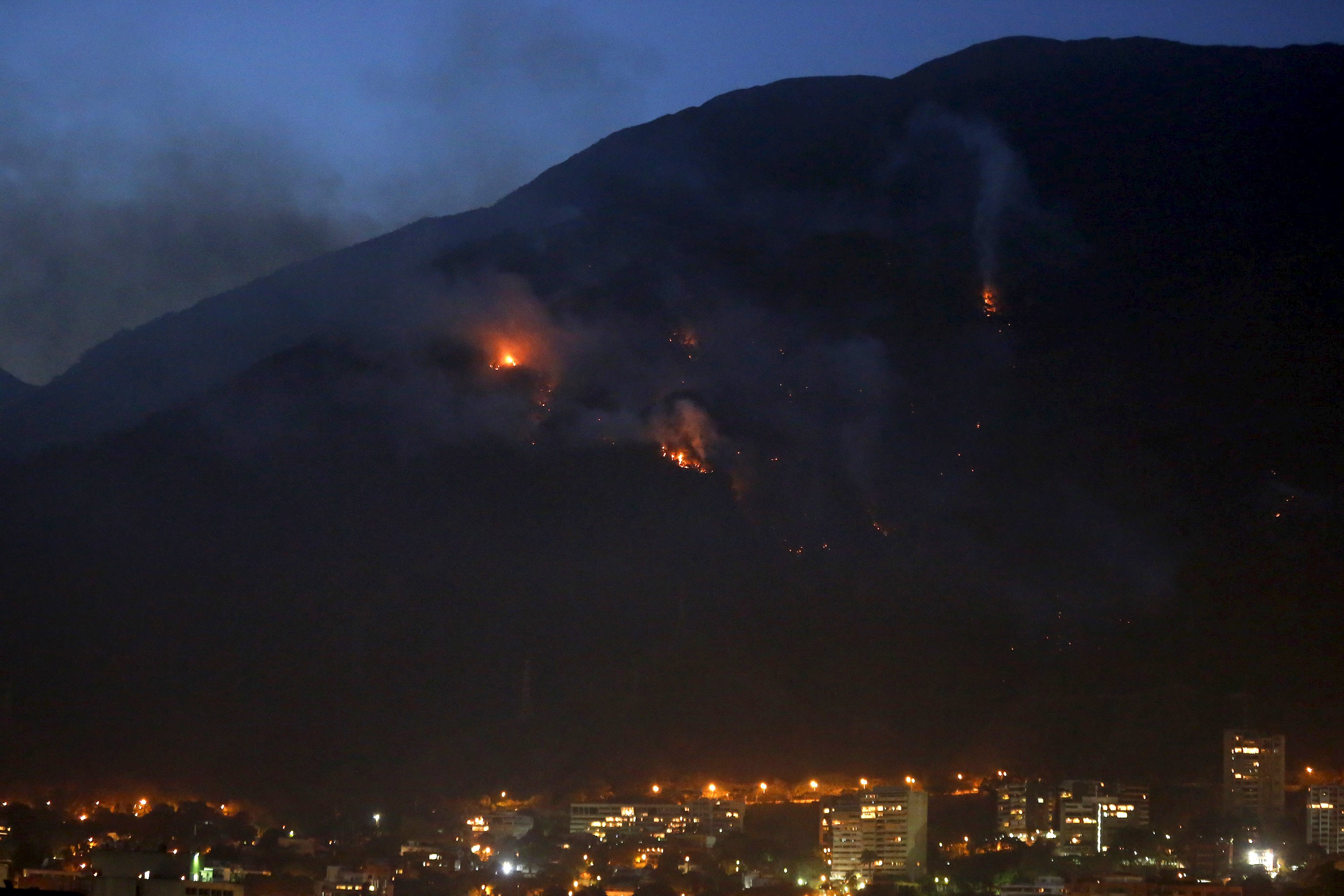 Ardió El Avila la noche de este #10M (fotos)