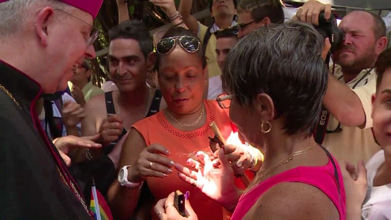 Bodas homosexuales simbólicas en Cuba (Video)