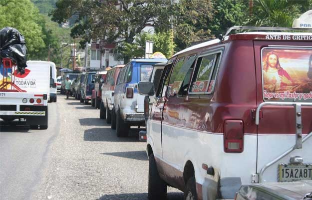 Más de 24 horas pasa un transportista para comprar dos cauchos y aceite