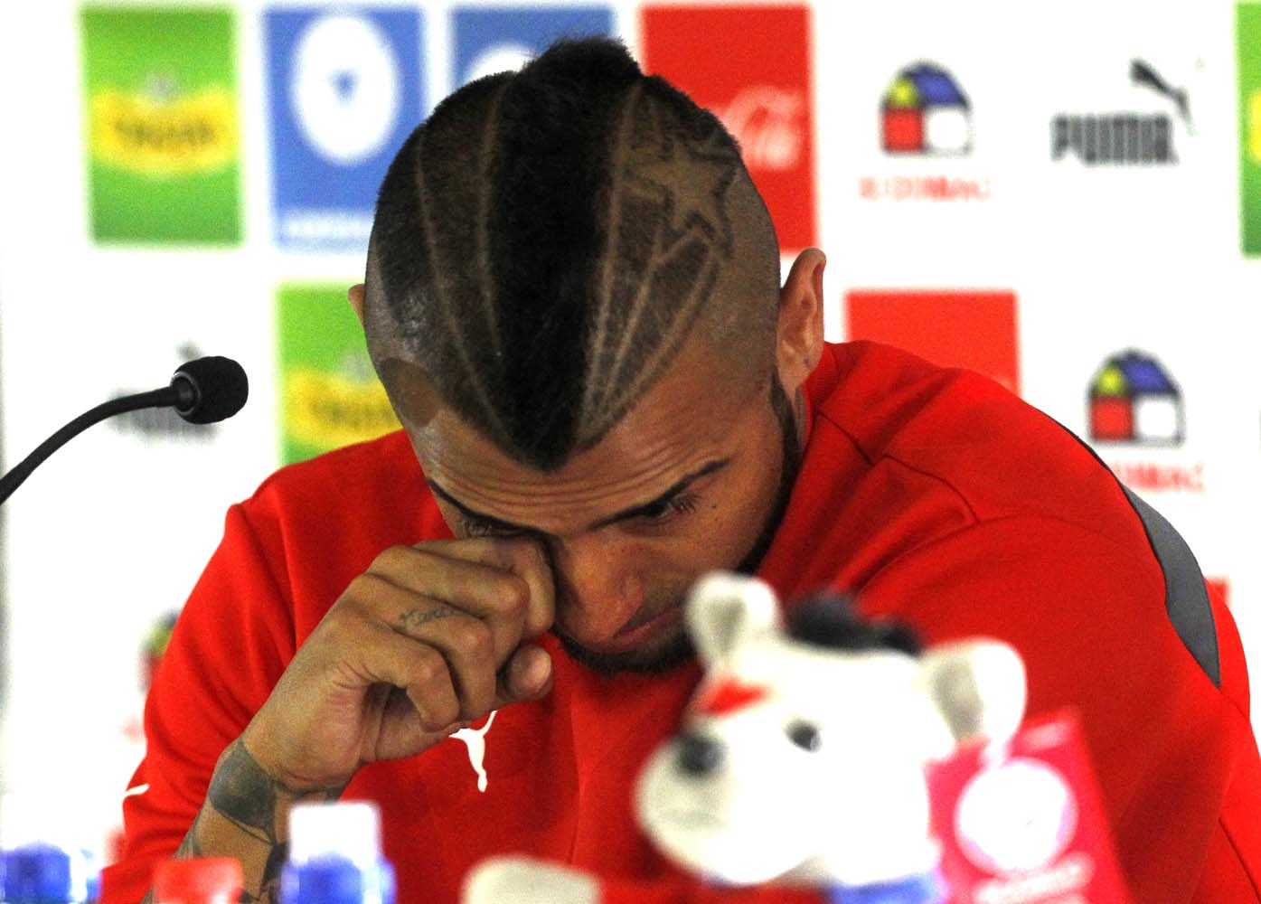 “Les fallé a todos”, dijo entre sollozos Arturo Vidal (fotos)