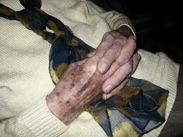 Encuentran un feto momificado en el vientre de una mujer de 91 años