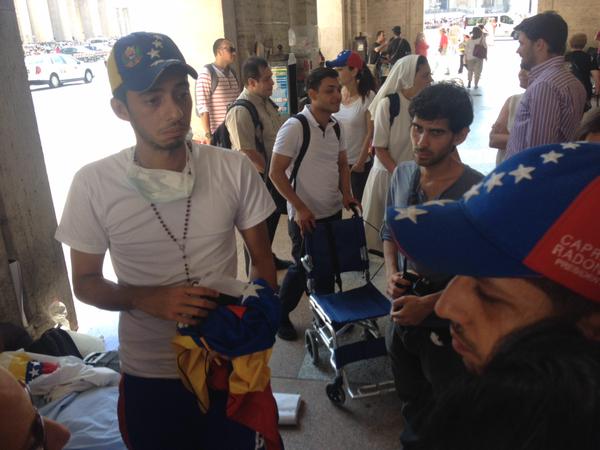 Concejales en Roma levantan huelga de hambre y entregan comunicado al Papa