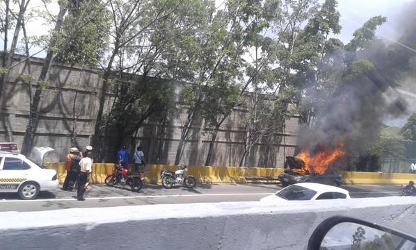Vehículo en llamas colapsa el tráfico en la Cota Mil (Foto)