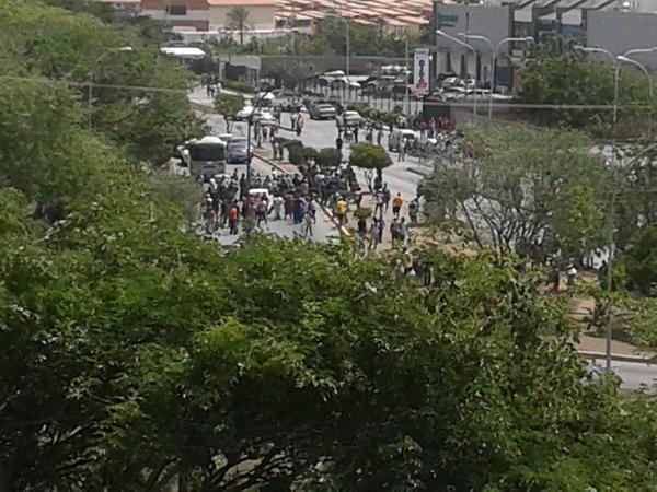 Hacían cola en Makro de Margarita, pero decidieron trancar la vía como protesta