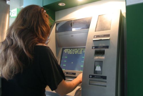 Le depositaron dinero por error, lo gastó y la metieron presa