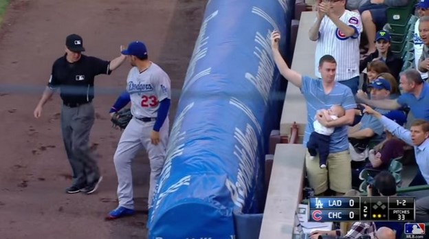 ¿El padre del año? Atrapó una pelota de béisbol con un bebé de 7 meses en brazos