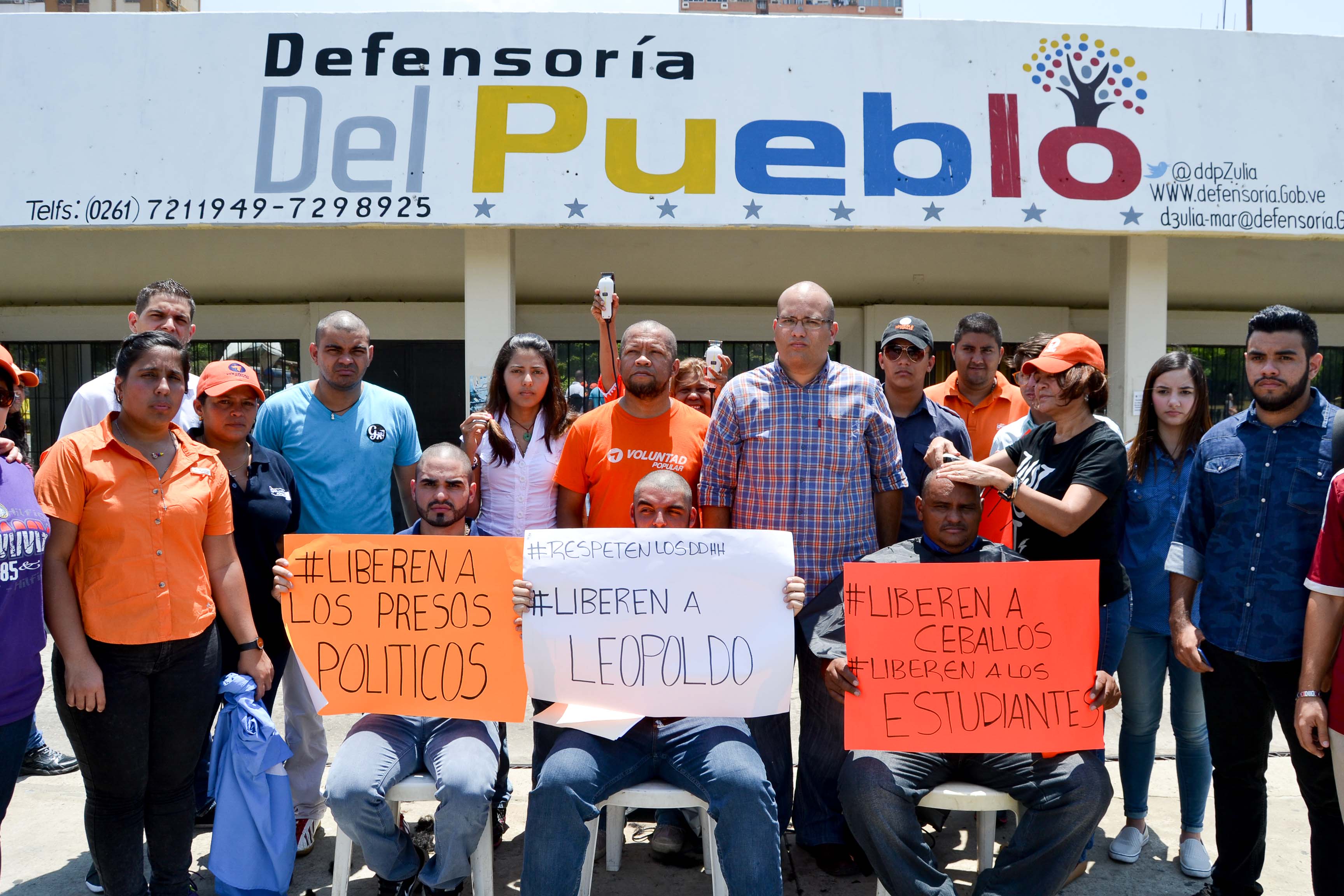 Zulianos se rapan el cabello en solidaridad con los presos políticos (Fotos)